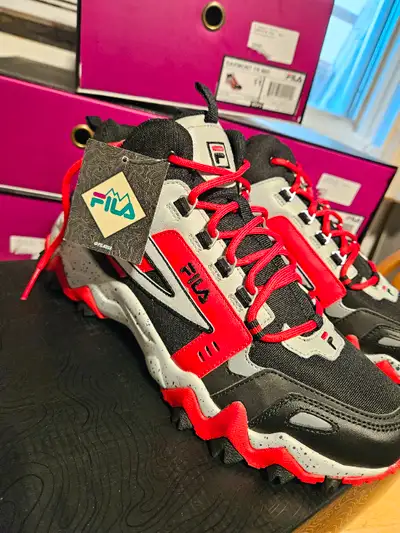 NEW MENS FILA SHOES.(AUTHENTIC)( IN BOX.TAGS) $70 IM A HONEST SELLER . MENS SIZE AVAILABLE (9.5)(10)...
