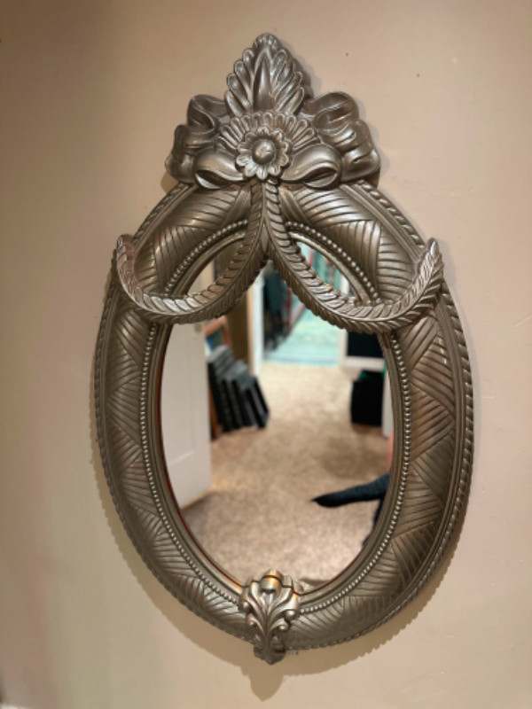 Deluxe Wall Mirror in Home Décor & Accents in Oakville / Halton Region - Image 2