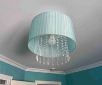 Lampe suspendue en organza aqua avec cristaux