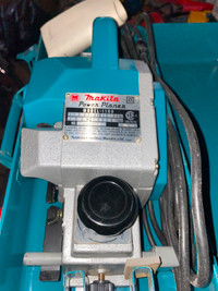 New pro Makita 1100 planer with metal case