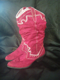 Red suede boots for women; bottes de suède rouge pour femme