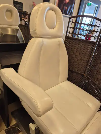 Esthetic chair like new .the photo doesn't show how white it is. But it super white and not a scratc...