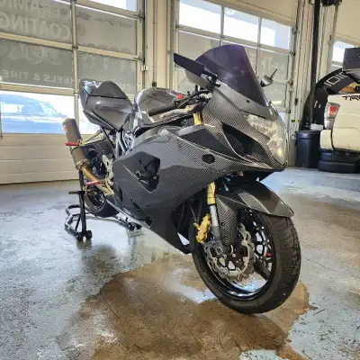 2004 GSXR 600 with only 22k on the bike..comes with tasteful mods. Tail tidy, carbon fiber fairings,...