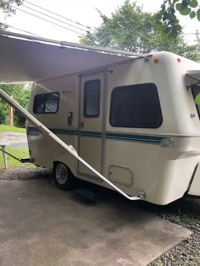 RECHERCHE ROULOTTE TRILLIUM BOLER CADET SCAMP CASITA UHAUL AIRSTREAM BIGFOOT PEU IMPORTE LA CONDITIO...