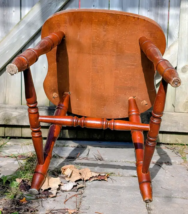 vintage wood Windsor chair w- spindle back & saddle-shaped seat in Chairs & Recliners in Stratford - Image 6