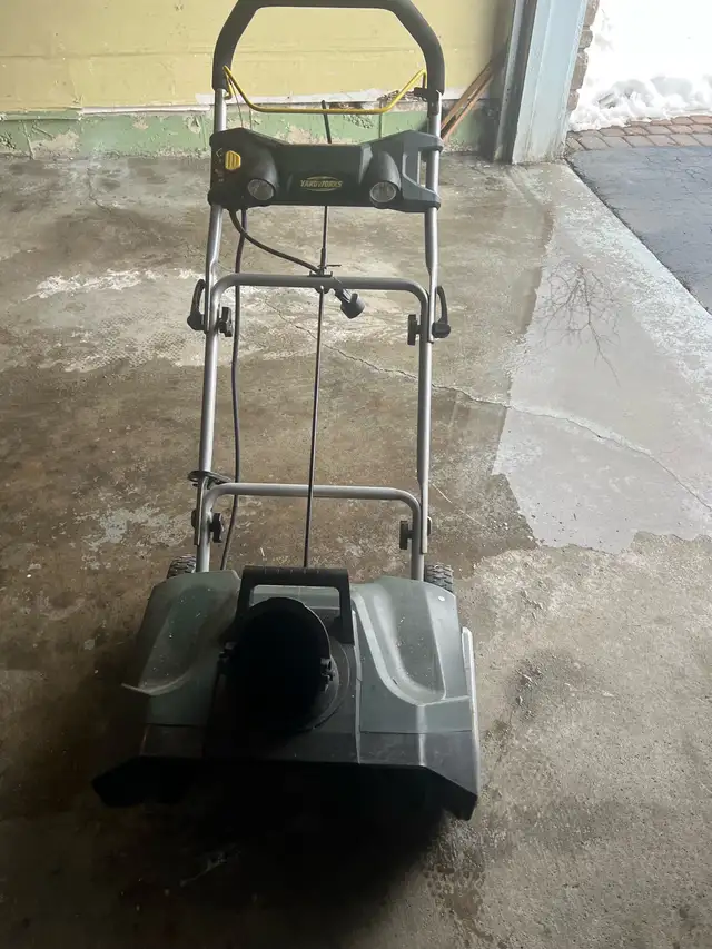 yardworks 13A Electric Snow Thrower 20 in Snowblowers in Mississauga / Peel Region - Image 4