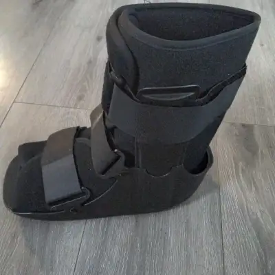 BROKEN ANKEL SHORT SUPPORT BOOT SIZE MEDIUM RET$140 PLUS TAXES, View more