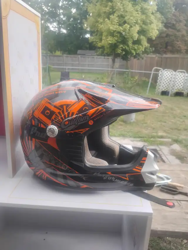 Dirt bike helmet in Motorcycle Parts & Accessories in Kitchener / Waterloo - Image 6