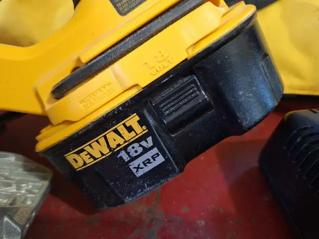 Dewalt 18v Cordless Skill Saw & Drill kit in Power Tools in Brantford - Image 3