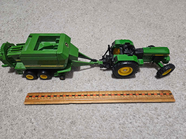 John Deere Tractor 3350 with 100 Diecast Square Baler in Toys & Games in Regina - Image 2