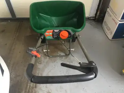 SCOTT"S DELUXE FERTILIZER SPREADER. LIKE NEW.