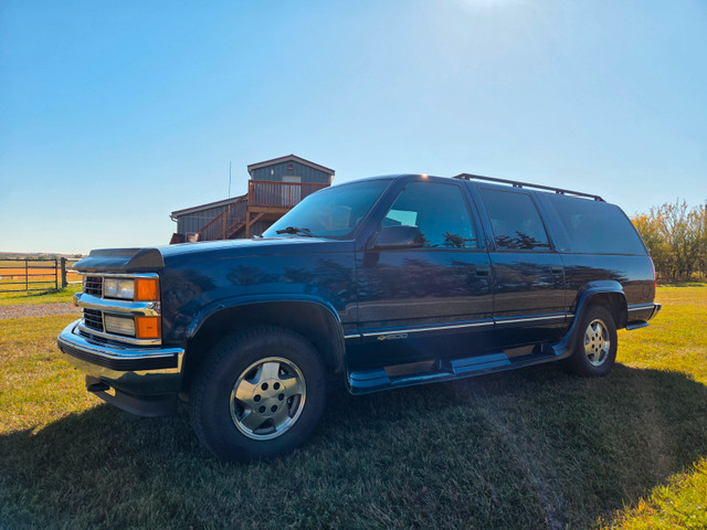 1995 Chevy Suburban 1500, 4WD excellent condition in Cars & Trucks in Calgary