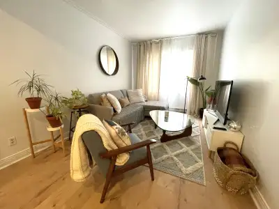 41/2 haut duplex , dans ville Emard à 8 minutes du métro monk . 2- grandes chambres fermées avec gro...