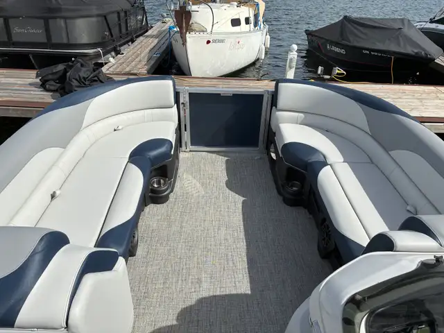 Legend Pontoon Q-Series in Powerboats & Motorboats in Barrie - Image 11