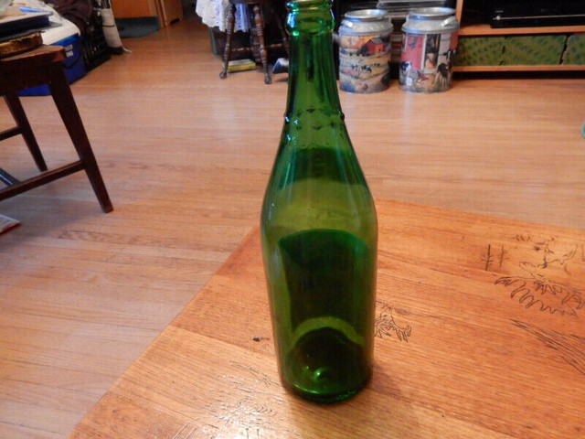 Vintage Canada Dry Ginger Ale Bottle with paper label in Arts & Collectibles in Saskatoon - Image 2