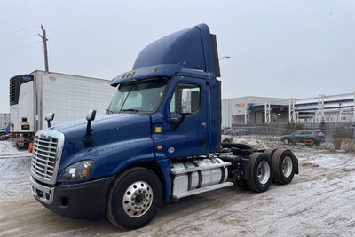2017 Freightliner Day Cab Low KM 