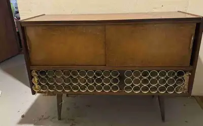 Transport yourself back to the golden age of audio with this vintage Graetz Moderato 61017 ES stereo...