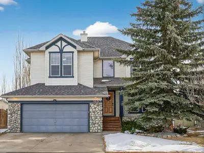 OPEN HOUSE: APRIL 26 FROM 2PM TO 4PM Welcome to this beautifully maintained home in the heart of Che...