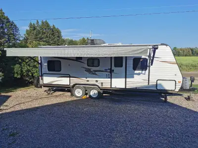 2015 Sportsmen LE 24 feet Well maintained, very clean Queen bed Double bunks AC & Heater 2 way fridg...