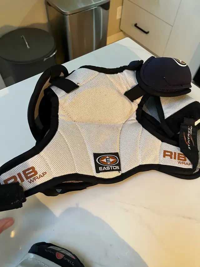 Hockey kids shoulder pads (Y Small) and shin pads (10”) in Hockey in Calgary - Image 4