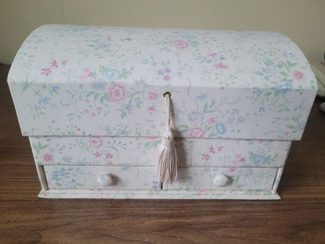 Large Vintage Floral Fabric Jewellery Box in Hobbies & Crafts in City of Toronto