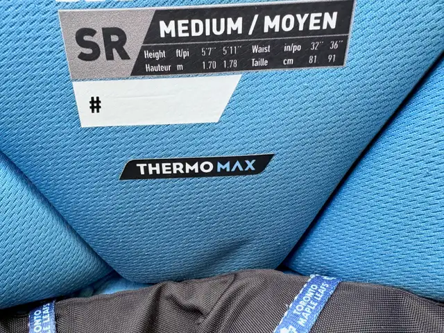 Senior Bauer GSX Goalie Pants - Medium in Hockey in City of Toronto - Image 3