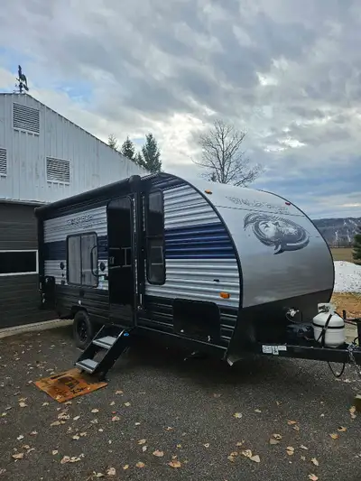 Great shape, everything works and ready to go. Lightweight and easy to tow. Good layout with large b...