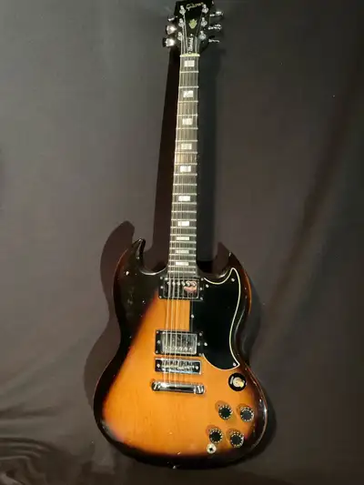 Gibson SG 1974 Sunburst super rare pour ce model Avec son case dur original Tout est d’origine clés...