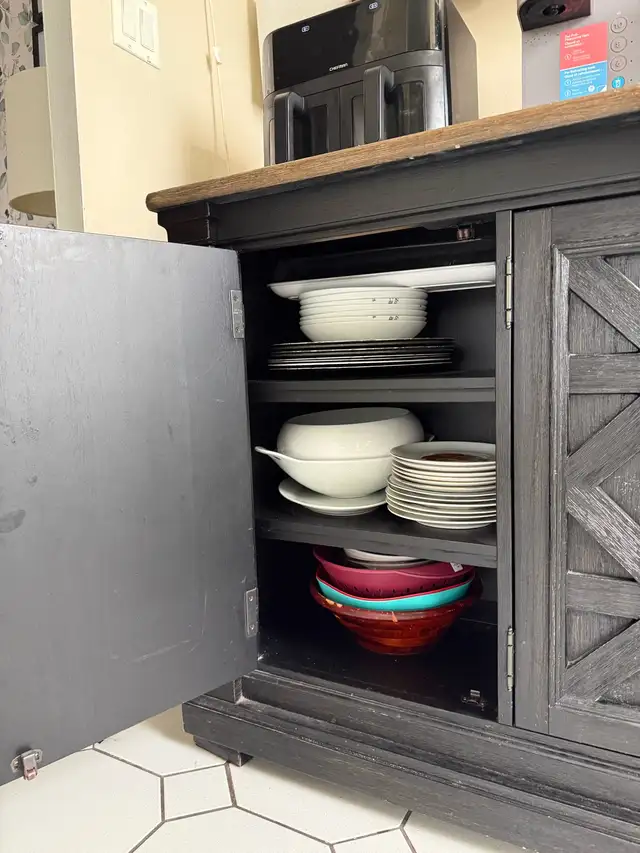 Kitchen Buffet Cabinet in Other in Mississauga / Peel Region - Image 4