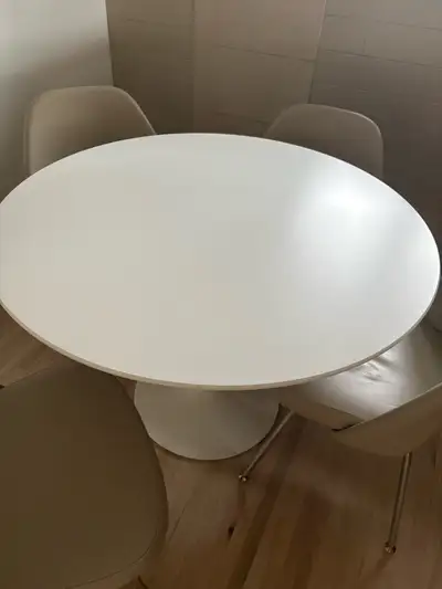 42 inch round laminate table top, perfect condition. Knoll certified saarinean.