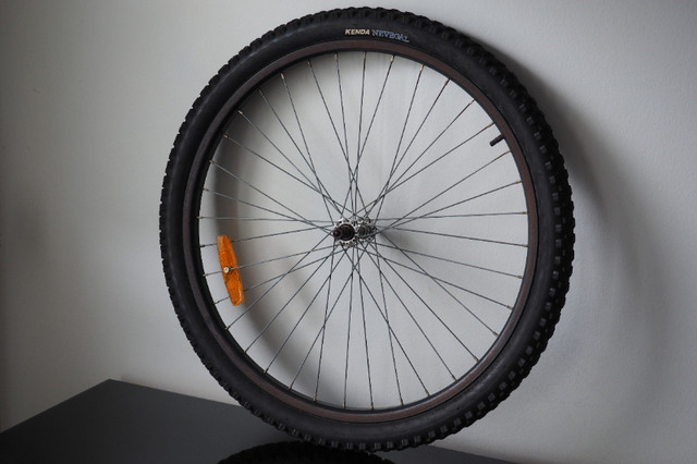 Roue de vélo avant - 26 pouces inch front bike wheel dans Châssis et pièces  à Ville de Montréal