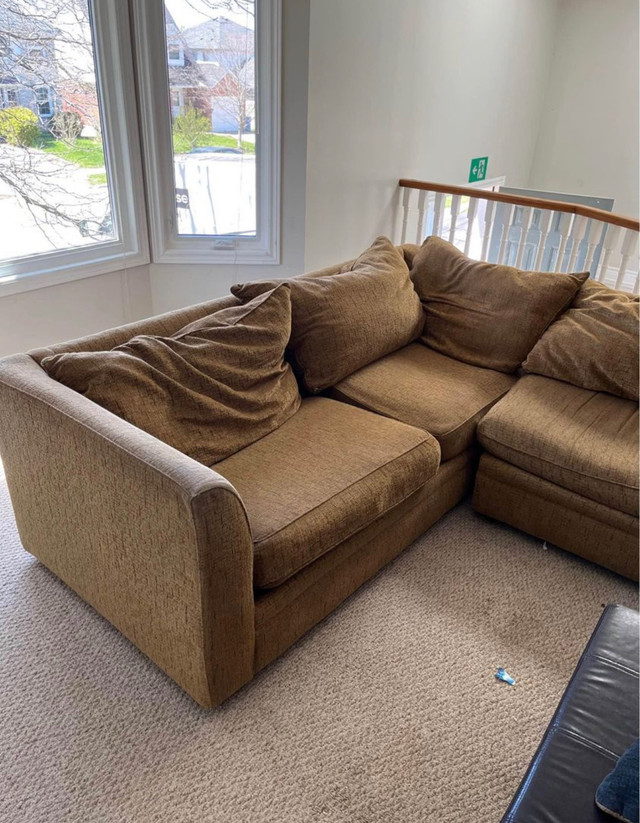couch for sale! moving need gone asap in Couches & Futons in Guelph