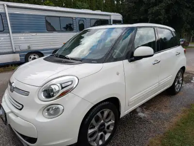 Fiat 500L that runs and drives well, engine and drivetrain are solid. Air conditioning is still grea...