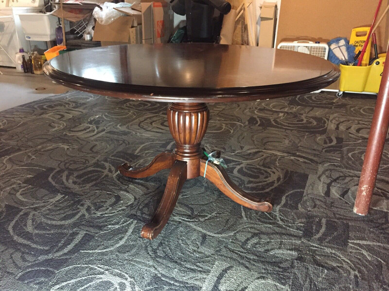 Large round dining table Dining Tables & Sets St. Catharines Kijiji