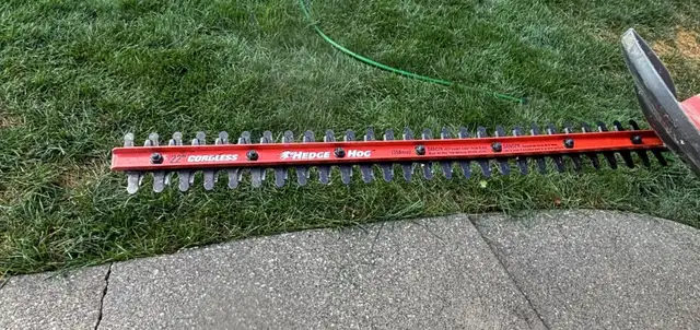 Black and Decker Cordless Hedge Trimmer in Outdoor Tools & Storage in Windsor Region - Image 3