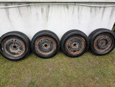 Je vends cet ensemble de quatre pneus d'hiver 2 Maxtrek M900 a clou et 2 Sailun Ice Blazer montés su...