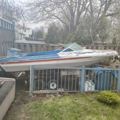 bateau + trailer 4 roues + moteur Mercury 50HP Moteur libre, bateau à rafraîchir. projet interompu P...