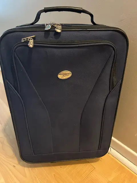 Carry on luggage suitcase $30, navy22” x 13.5” x 6.5” + more in Bags & Luggage in City of Toronto - Image 7