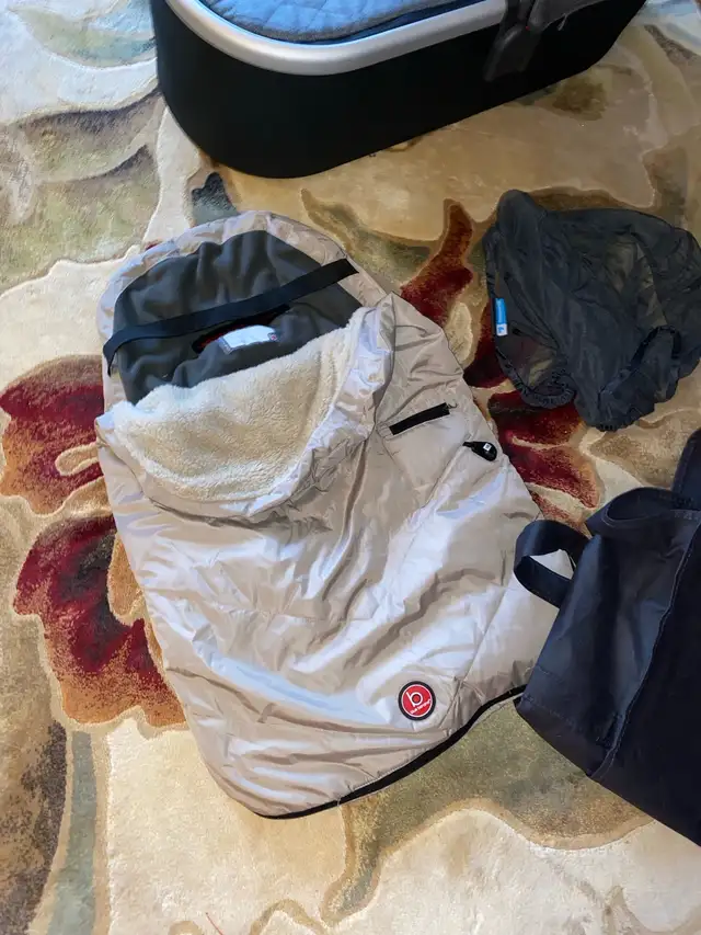 Uppababy Vista stroller with bassinet ( car seat extra cash )  in Strollers, Carriers & Car Seats in Markham / York Region - Image 6
