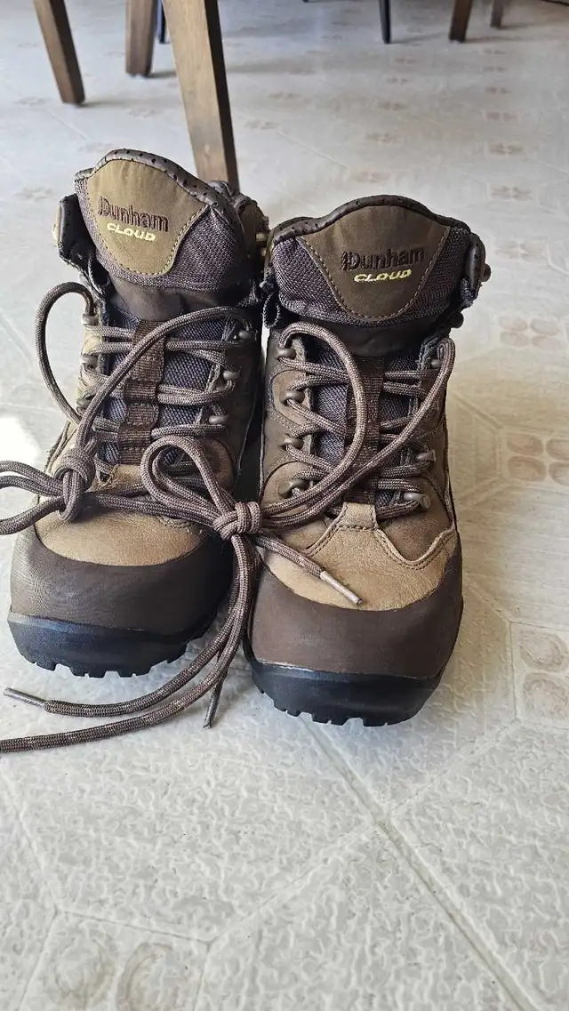 Dunham womams 7.5 hiking boots  in Women's - Shoes in Edmonton - Image 2