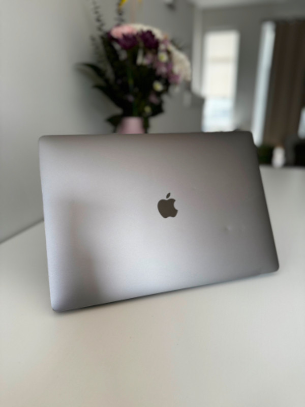 Apple MacBook Pro 15" Retina A1990 6x Intel i9 4.8GHz TouchBar in Laptops in Victoria - Image 2