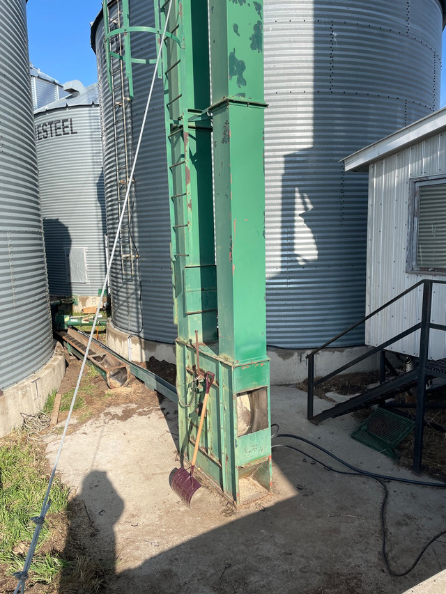 Grain elevator in Farming Equipment in Red Deer - Image 3