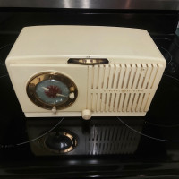 General electric atomic alarm clock tube radio