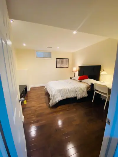 Bright Private Room with private Bathroom – 5 Min Walk to Subway