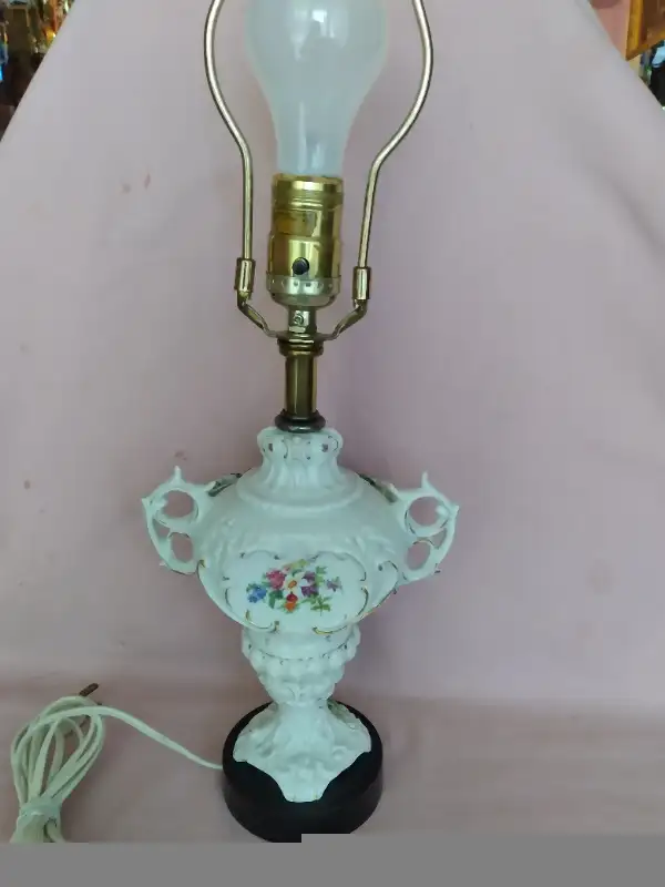Antique Dresden Table Lamp in Indoor Lighting & Fans in Barrie - Image 7