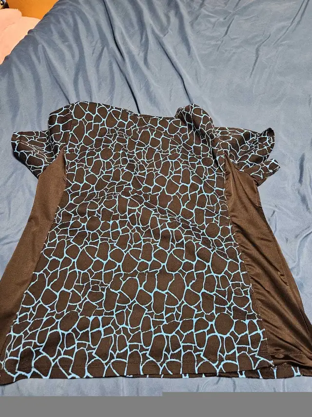 Black and blue scrub top in Women's - Tops & Outerwear in Calgary - Image 4