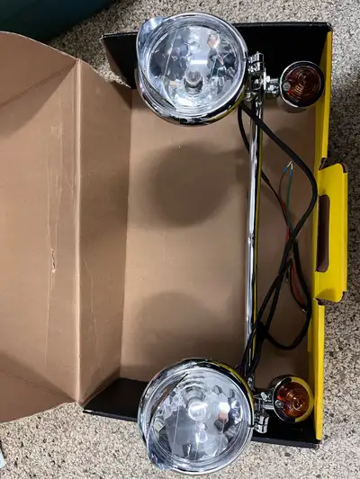 Améliorez la visibilité de votre moto avec cette paire de feux de route chromés neuf, équipés de cli...