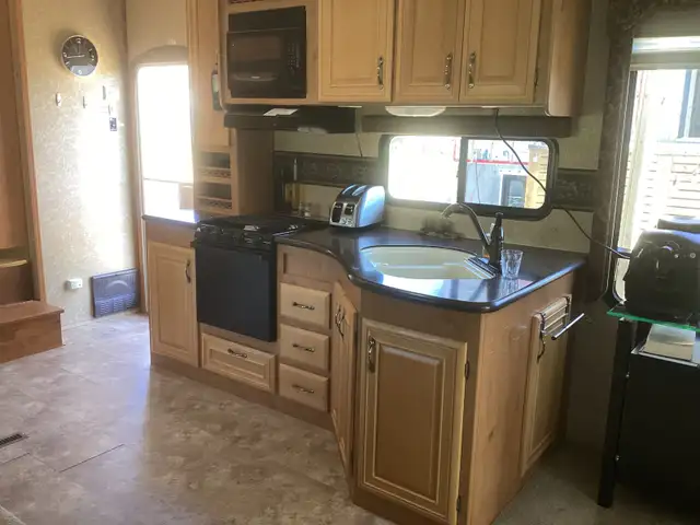 Roulotte à sellette (Fifth Wheel) Keystone Laredo 29 pieds in Travel Trailers & Campers in Lévis - Image 4