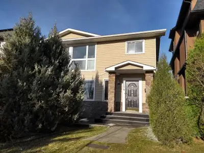 Imagine waking up to these city and mountain views every morning ! Located on Colgrove Avenue, on on...