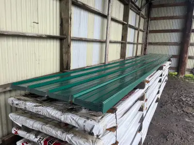 Tôle à toiture verte. Longueur: 22 pieds et 4". Épaisseur: 28 gauge. Plusieurs en inventaire. Matéri...